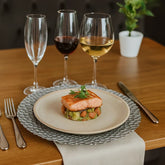 Plato base decorativo en cristal de 33 cm con borde plateado texturizado en figuras geométricas